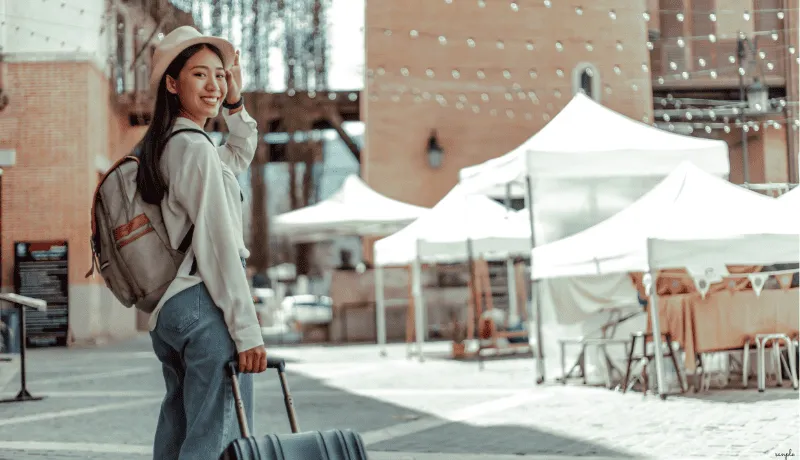 女性の旅行者